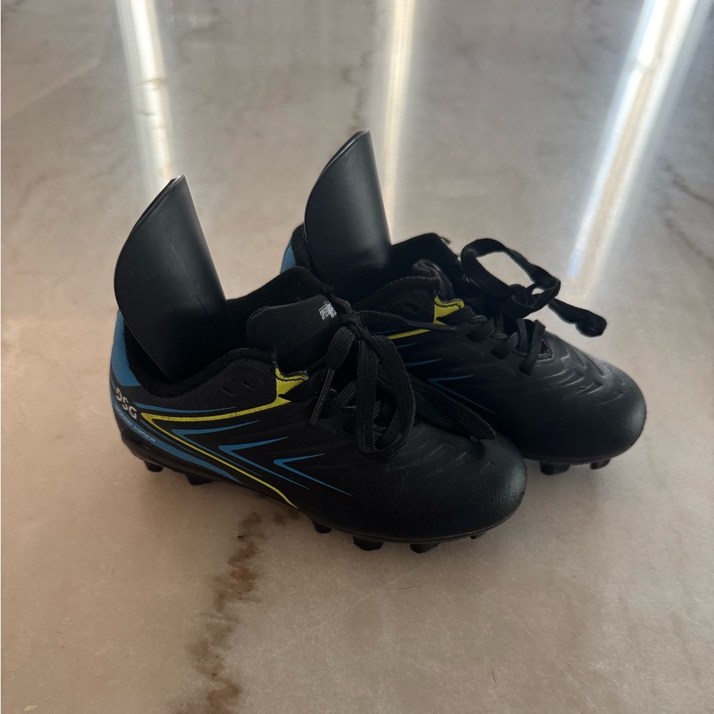 Speed viper soccer cleats